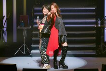 水谷千重子（左）と大黒摩季（右）。