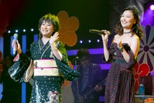中山美穂（右）とジョインする水谷千重子（左）。