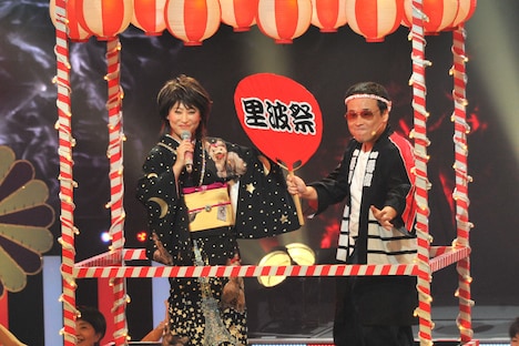 「里波祭音頭」を歌う水谷千重子(左)と八公太郎(右)。