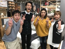 左から霜降り明星、海原やすよ ともこ。(c)テレビ大阪