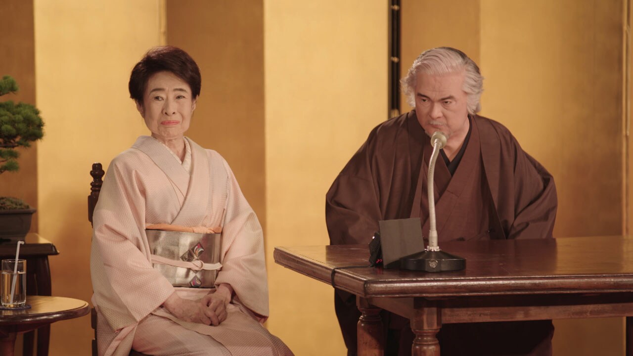 中村玉緒（左）とアンドロイドとして蘇った勝新太郎（右）。(c)NHK