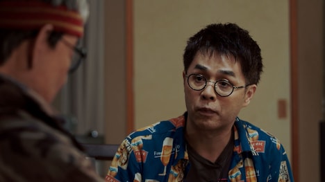 立川談志のアンドロイドと対面する立川志らく。(c)NHK