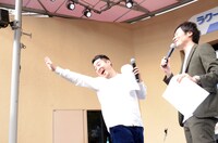 手を振ってくれるジェットコースターの乗客を真似する和牛・水田（左）。