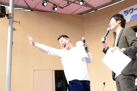 手を振ってくれるジェットコースターの乗客を真似する和牛・水田（左）。