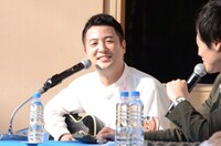 ギターを弾きながら歌う和牛・水田。