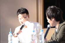 ミスして額を押さえる和牛・水田（左）。