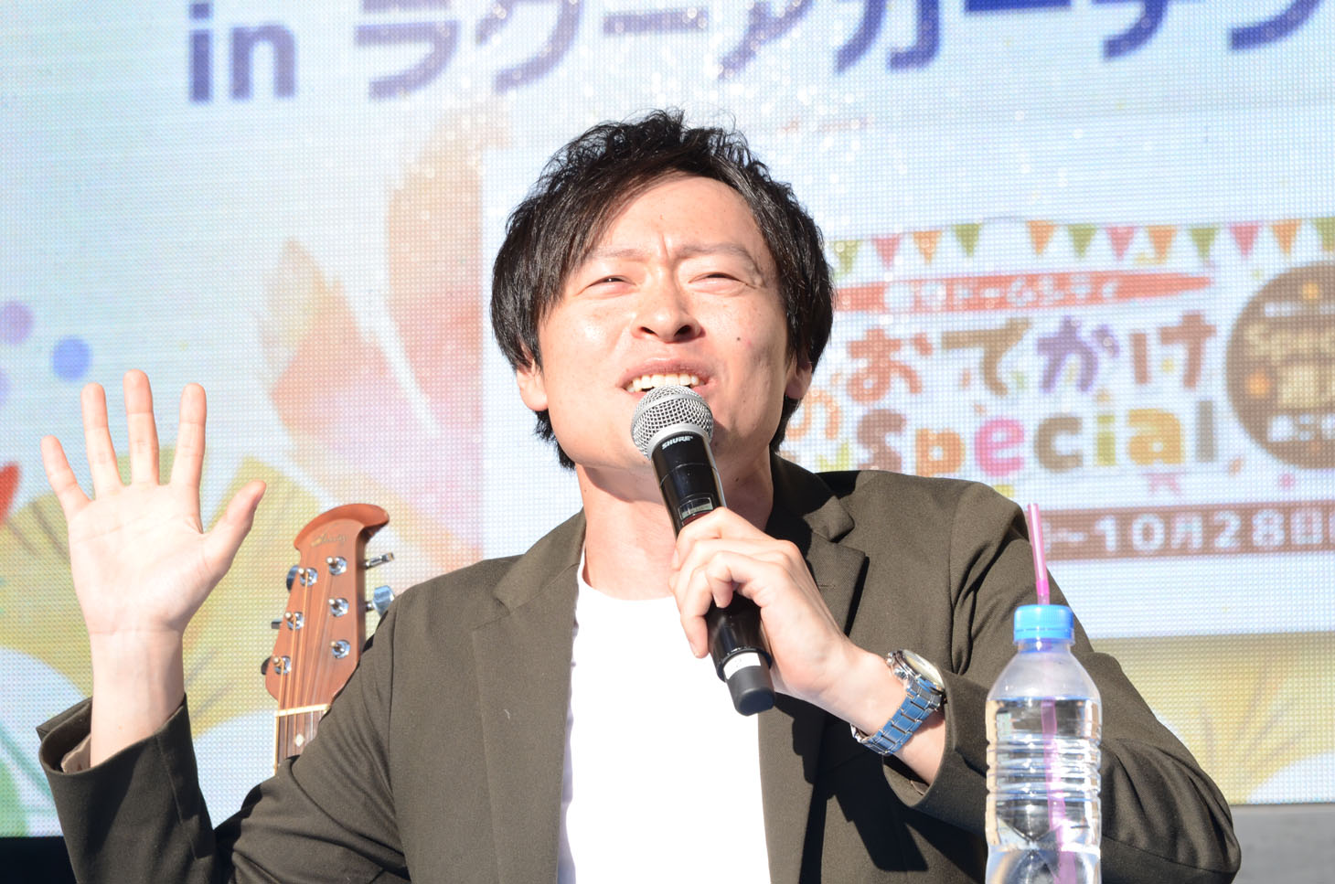 水田の“ペラペラファン”の真似をする川西。
