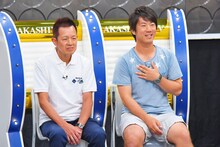 ラサール石井の兄・石井巧さん（左）、プロサッカー選手岡崎慎司の兄・岡崎嵩弘（右）。