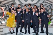 前列左から渡辺直美、劇団ひとり、ビートたけし、サンドウィッチマン。後列左から東京03、ロッチ、新川優愛。(c)NHK