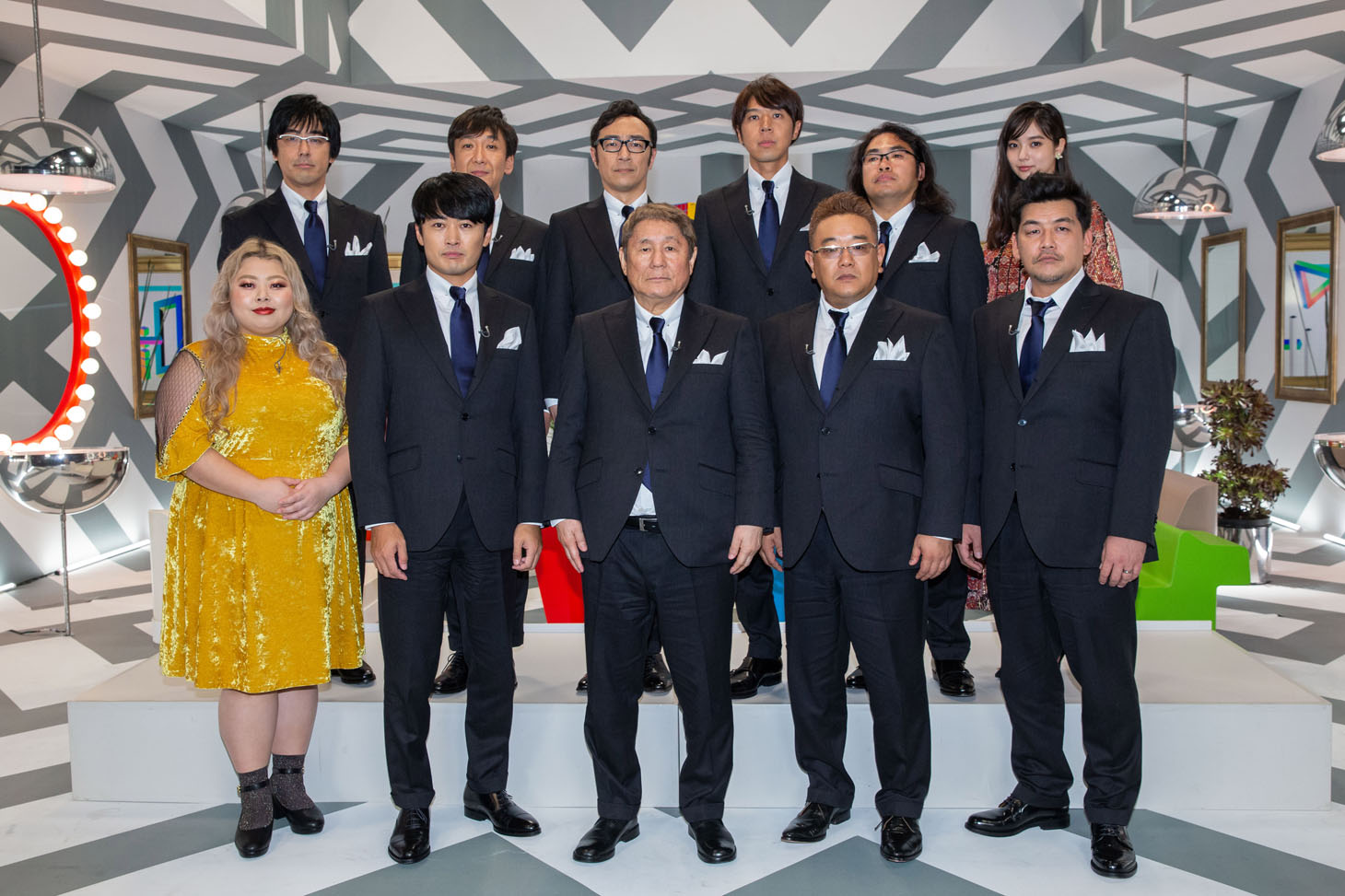 前列左から渡辺直美、劇団ひとり、ビートたけし、サンドウィッチマン。後列左から東京03、ロッチ、新川優愛。(c)NHK
