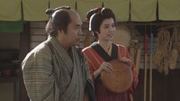 時代劇コント「意外と…」に出演するロッチ中岡（左）と新川優愛（右）。(c)NHK