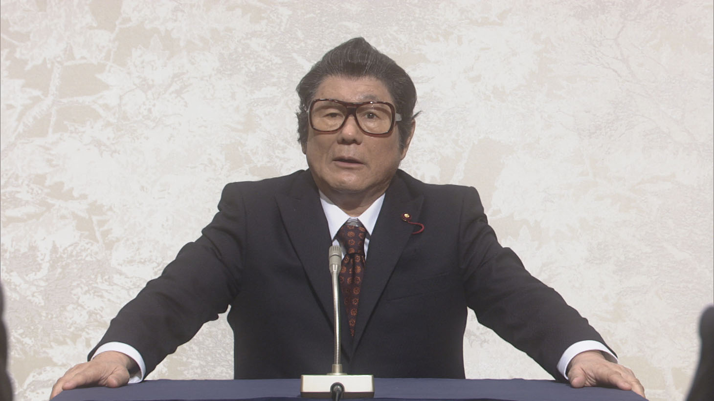 ビートたけしが参加するコント「新元号発表」のワンシーン。(c)NHK
