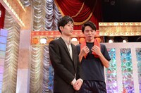 囲み取材に応じるGパンパンダ。左から星野、一平。