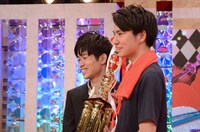 フォトセッションに臨むGパンパンダ。左から星野、一平。