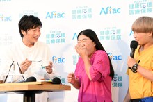 “激苦健康卵豆腐”を味わうガンバレルーヤよしこ（中央）。