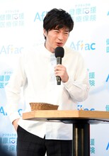 “激苦健康卵豆腐”を食べて渋い表情を見せる田中圭。