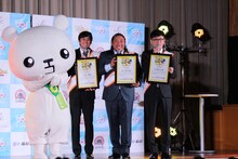 仮想都市「KitaQ city」の市長、副市長、報道官に任命されたロバート。