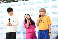 「小雪です」と挨拶するガンバレルーヤよしこ（中央）。