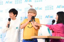 ガンバレルーヤまひる（中央）の体重に驚く一同。