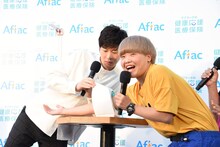 ガンバレルーヤまひるの血圧を測る田中圭（左）。