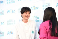 田中圭（左）のほうを向いて身長を測ってもらおうとするガンバレルーヤよしこ。