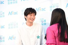 田中圭（左）のほうを向いて身長を測ってもらおうとするガンバレルーヤよしこ。