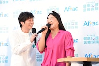 ガンバレルーヤよしこの身長を測る田中圭（左）。