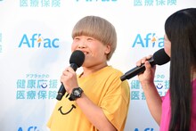 応援ダック米粉ケーキを「田中圭の味」と表現する笑顔のガンバレルーヤまひる（左）。