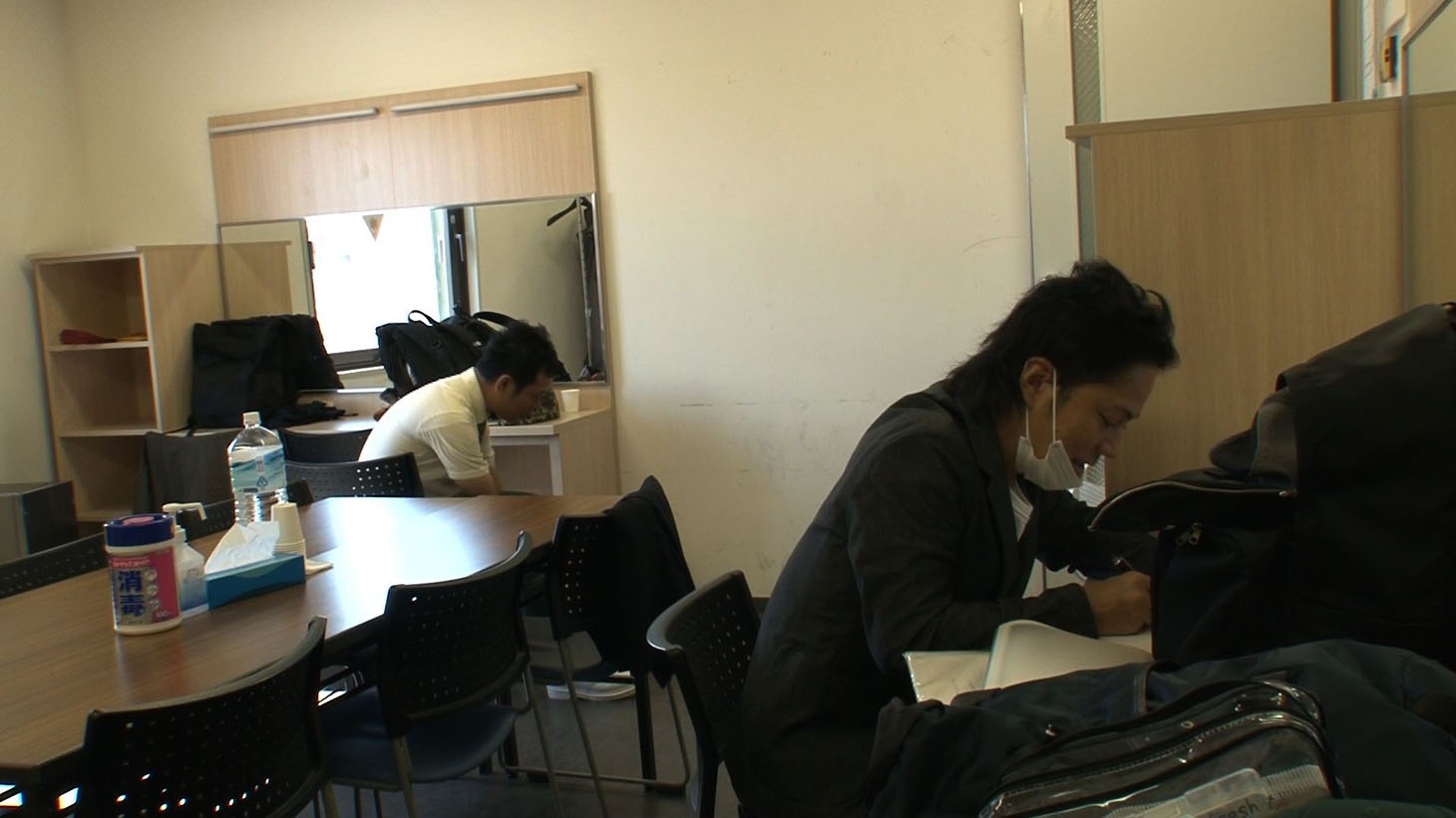 楽屋でもネームに取り組むシャンプーハットこいで。(c)MBS