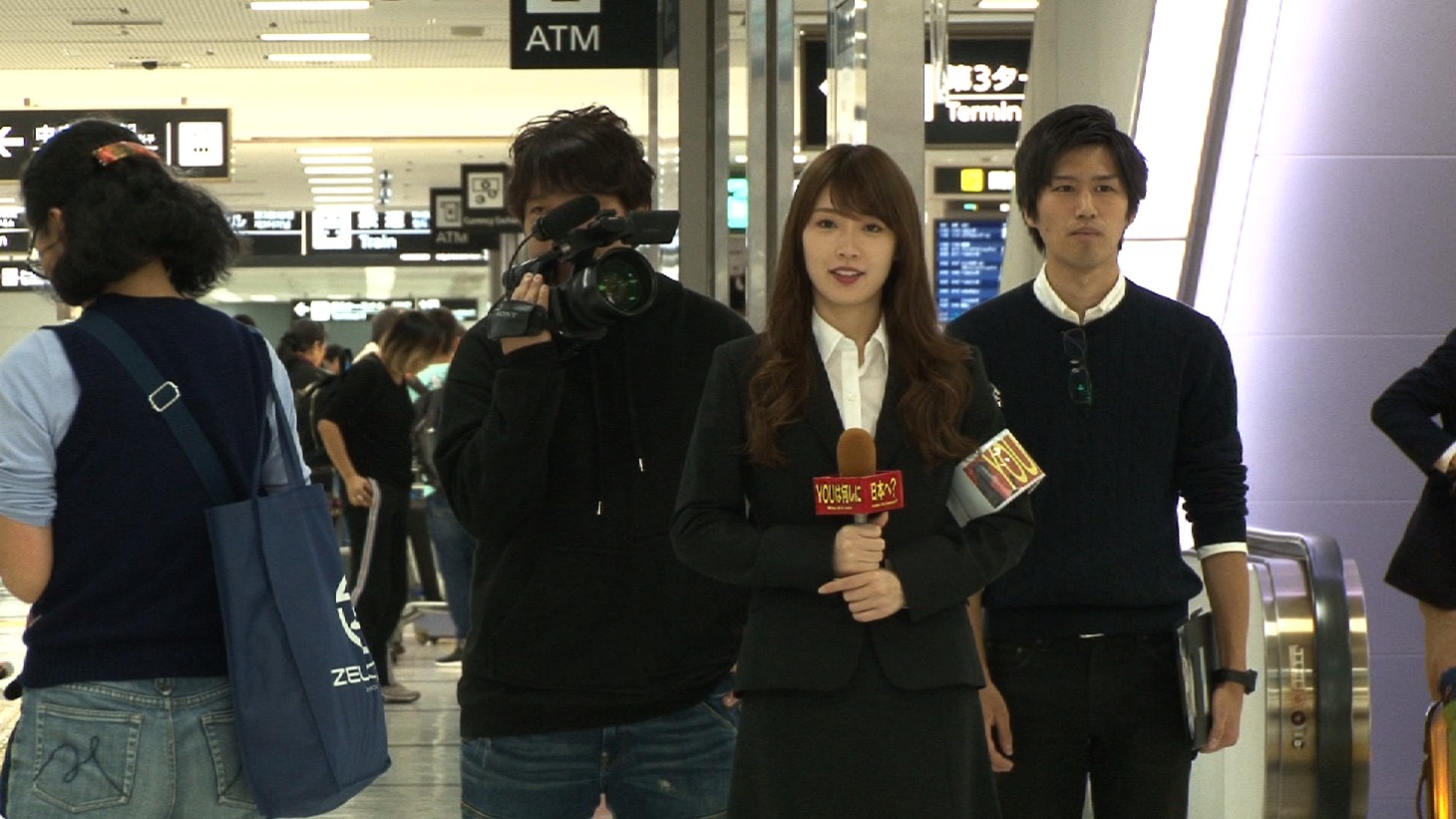 インタビューに挑戦する高山一実。(c)テレビ東京