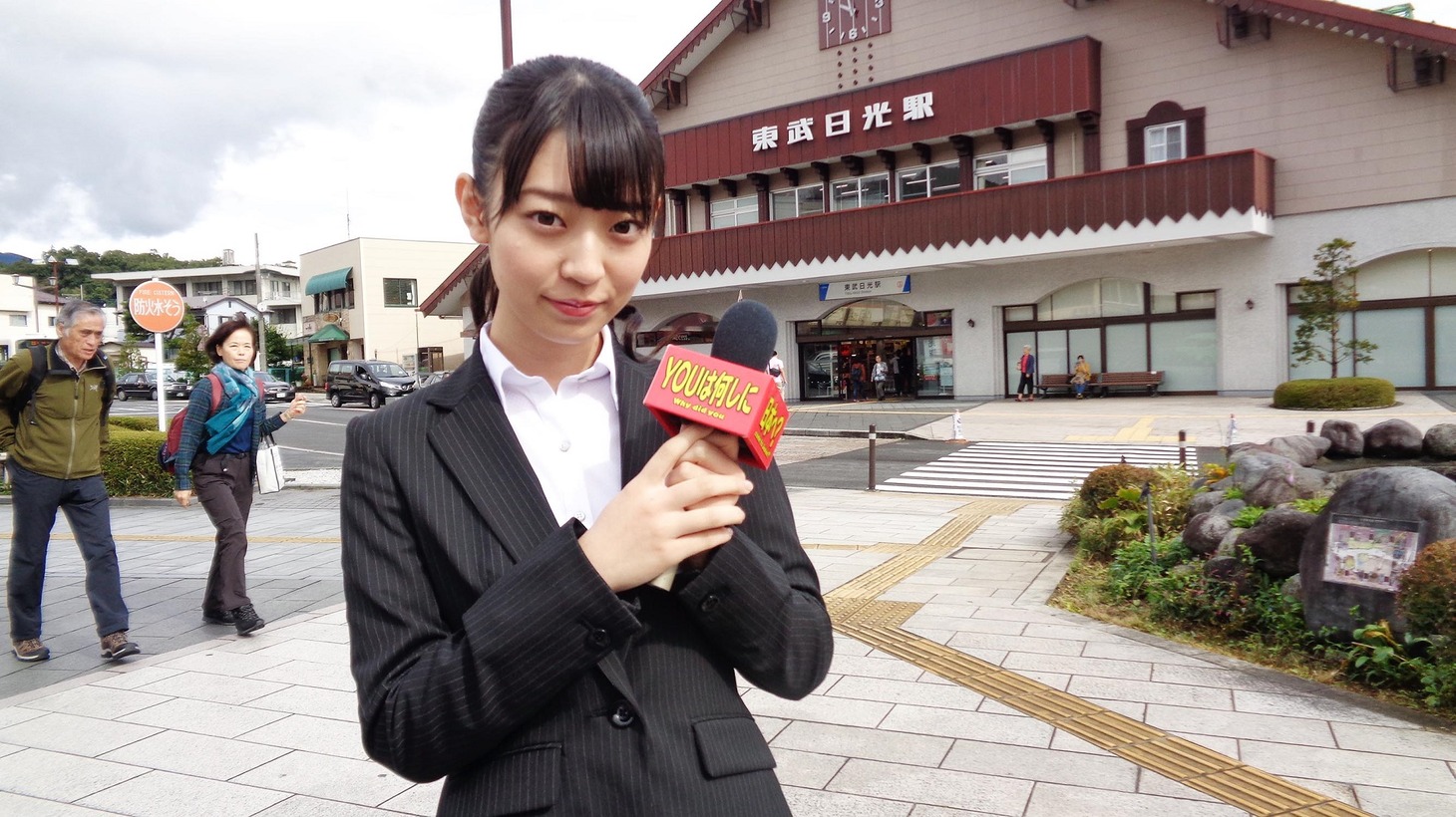 インタビューに挑戦する阪口珠美。(c)テレビ東京