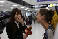 インタビューに挑戦する高山一実。(c)テレビ東京