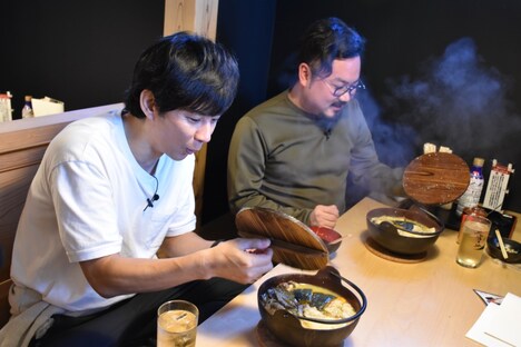 （左から）アンジャッシュ渡部、休日課長（ゲスの極み乙女。）。(c)HJホールディングス