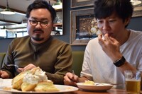 （左から）休日課長（ゲスの極み乙女。）、アンジャッシュ渡部。(c)HJホールディングス