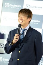 まずは1人で登場し、司会とトークした野性爆弾ロッシー。