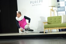 新商品の使い勝手のよさをアピールする野性爆弾くっきー。