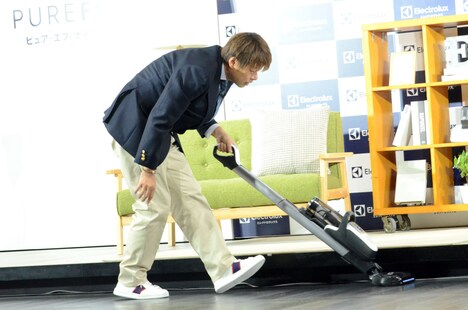 ステージ下のフロアにも掃除機をかけてみるロッシー。