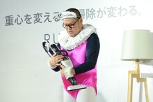 製品を我が子のように抱く野性爆弾くっきー。