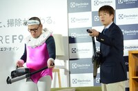 「Pure F9」新製品発表会に登場した野性爆弾。