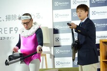 「Pure F9」新製品発表会に登場した野性爆弾。