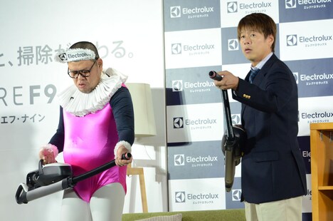 「Pure F9」新製品発表会に登場した野性爆弾。