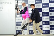 「Pure F9」の製品発表会に登壇した野性爆弾。