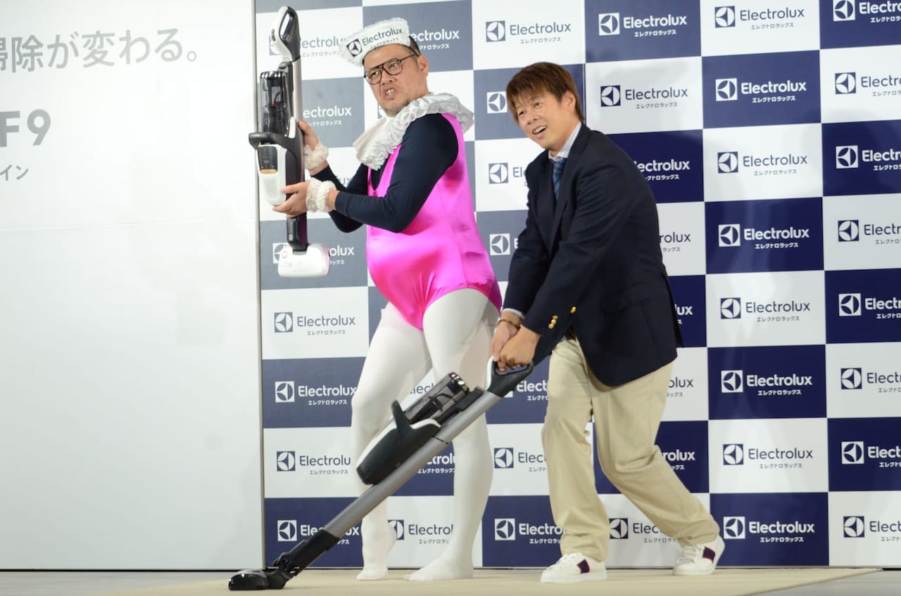 「Pure F9」の製品発表会に登壇した野性爆弾。