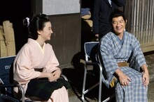 「LIFE！スペシャル 忍べ！右左エ門」の撮影に臨む永野芽郁（左）と内村光良（右）。(c)NHK
