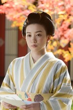 永野芽郁扮するおこと。(c)NHK