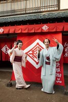 カメラにピースサインを向ける永野芽郁（左）と中川大志（右）。(c)NHK