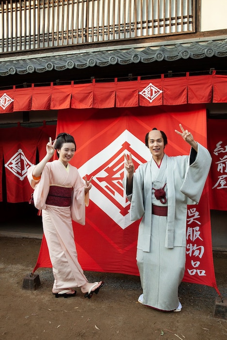 カメラにピースサインを向ける永野芽郁（左）と中川大志（右）。(c)NHK