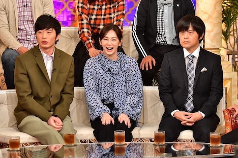 （左から）田中圭、北川景子、バカリズム。(c)TBS