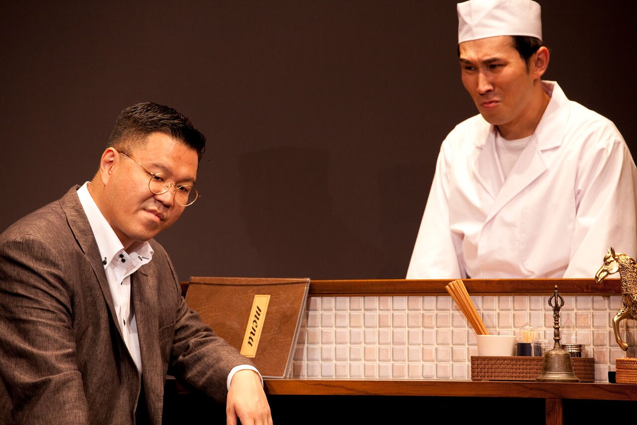 コント「割烹SHU」のワンシーン。