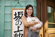 「金曜ナイトドラマ『僕とシッポと神楽坂』」にネコの飼い主役で出演する尼神インター誠子。(c)テレビ朝日